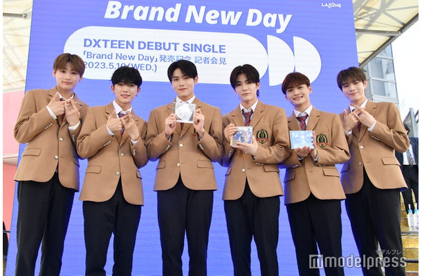 「DXTEEN デビューシングル『Brand New Day』発売記念 記者会見」に登場した（左から）田中笑太郎、平本健、大久保波留、谷口太一、寺尾香信、福田歩汰／DXTEEN（C）モデルプレス