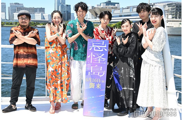 （左から）清水崇監督、川添野愛、平岡祐太、西畑大吾、生駒里奈、水石亜飛夢、祷キララ「忌怪島／きかいじま」完成報告船上イベントより（C）モデルプレス