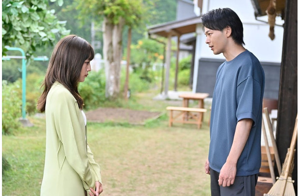 川口春奈、中村倫也「ハヤブサ消防団」第8話より（C）テレビ朝日