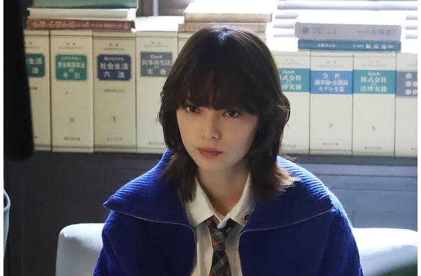 平手友梨奈「うちの弁護士は手がかかる」第10話より（C）フジテレビ