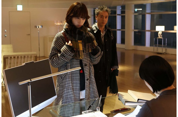 平手友梨奈、ムロツヨシ、江口のりこ「うちの弁護士は手がかかる」第11話より（C）フジテレビ