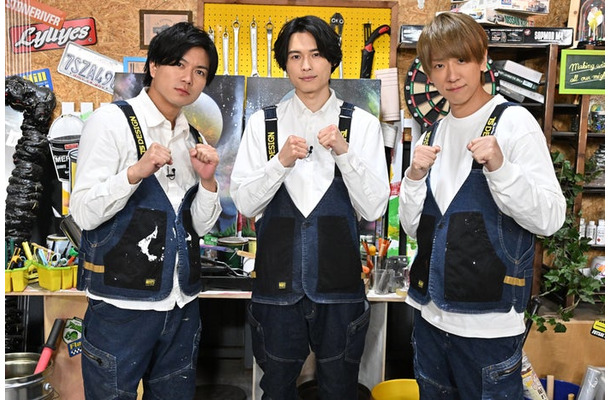 加藤シゲアキ、松村北斗、小山慶一郎（C）TBS