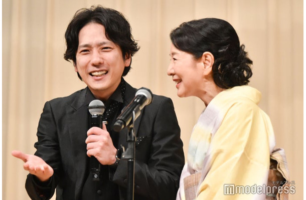 司会の二宮和也と主演女優賞を受賞した吉永小百合（C）モデルプレス