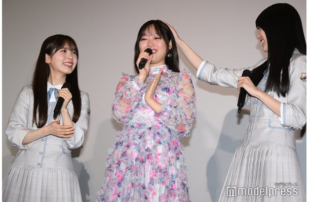 涙を流す北川悠理、見守る筒井あやめ＆賀喜遥香（C）モデルプレス