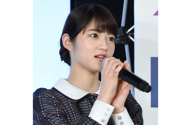 若月佑美、美フェイスライン際立つブルーラインメイクSHOTに「素敵すぎる」「安心安定の横顔の美しさ」