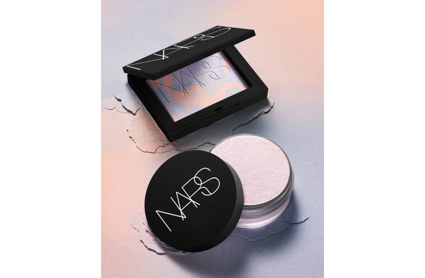 NARS、「ライトリフレクティング プリズマティックパウダー」 待望の新色が数量限定で先行発売