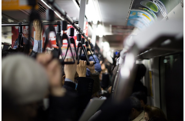 電車で…足が悪そうなおばあさんが乗ってきた瞬間→「！？」まさかの状況に驚き