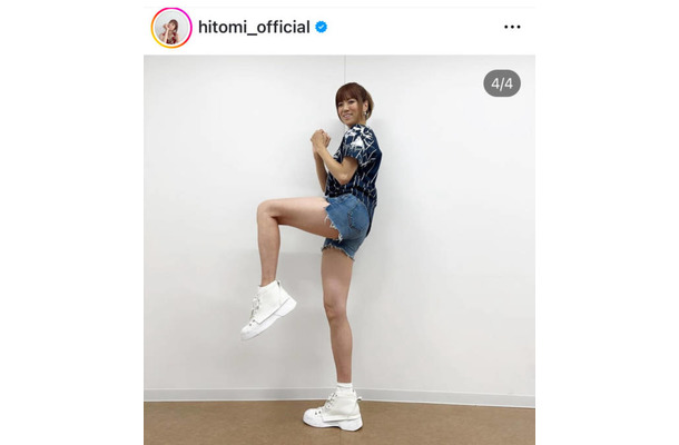 「美脚が凄まじい」hitomi、ほっそり美脚を大胆見せ！超ミニ丈パンツSHOTに反響「とても美しいお御足！」