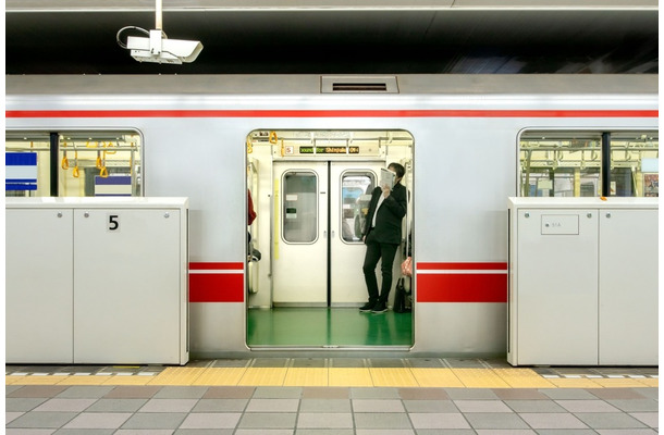 田舎の電車で…ドアが”開かない”ことに困惑。次の瞬間⇒学生が現れ【強力な呪文】に「思わずほっこり」