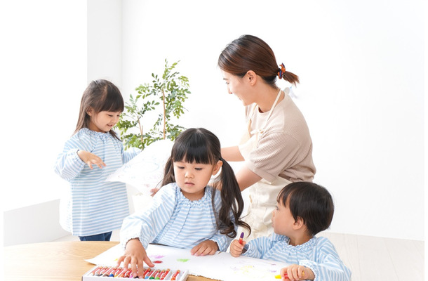 プレ幼稚園で、先生が名前を読み上げた瞬間…→2歳娘の可愛すぎる行動に「あまりの衝撃と面白さでパニック状態でした」