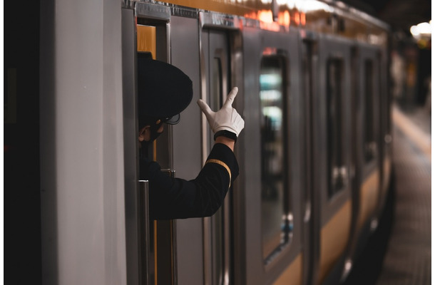 電車で…寝過ごして”無人駅”に到着。あと”1時間”は待つはずが⇒「いいんですか！？」乗客から【まさかの提案】にビックリ！