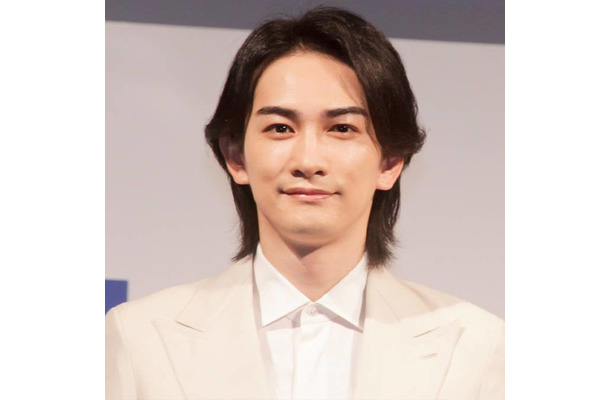 町田啓太、美しいスタイルが際立つダブルスーツ姿にファン悶絶「泣きたくなるほど格好いい」「艶っぽい」