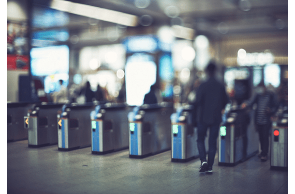 駅に溢れる中学生たち。「修学旅行かな？」と思ったら…次の瞬間！？“駅員の粋な計らい”に「ファンになりそう」「気分が上がる」