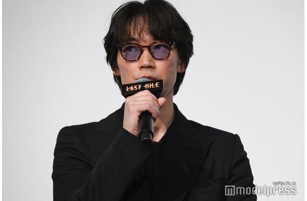 伊吹サングラス姿で登場した綾野剛（C）モデルプレス