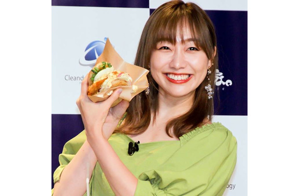 須田亜香里、ホットドッグもぐもぐ中のお茶目SHOTに「可愛い」「美味しそうに食べる」の声