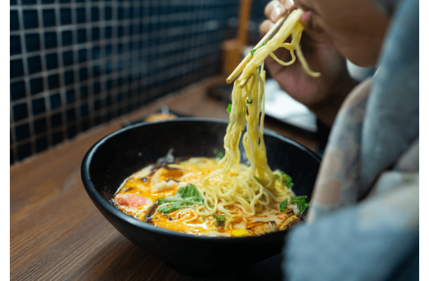 ラーメンを作ってくれた海外の友人…→「そんな食べ方をしたら…」日本人の食べる姿に衝撃！？