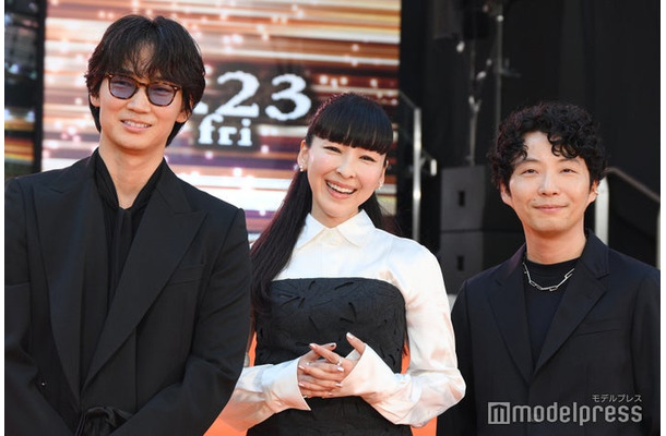 シェアード・ユニバースプレミアイベントに登壇した「MIU404」チーム／綾野剛、麻生久美子、星野源（C）モデルプレス