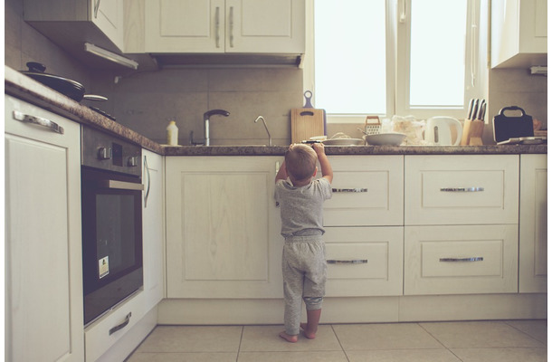 洗濯物を取り込んでいると…“子どもがやけに静か”で嫌な予感…→キッチンに行った瞬間！？「思わず笑ってしまいました」