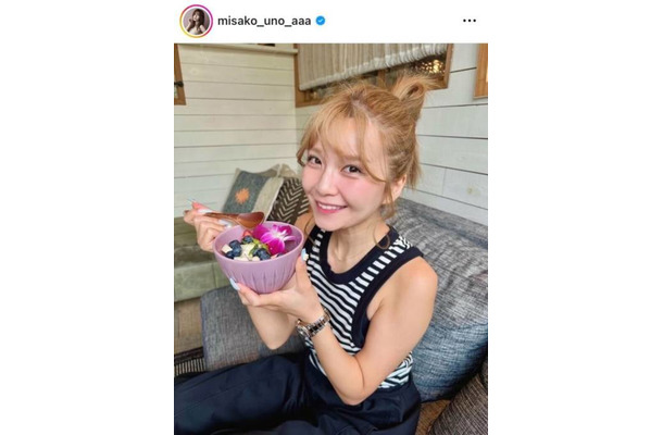 宇野実彩子、アサイーボウルを持ってにっこり！朝カフェSHOTに「可愛すぎる」「無造作な髪形が好き」