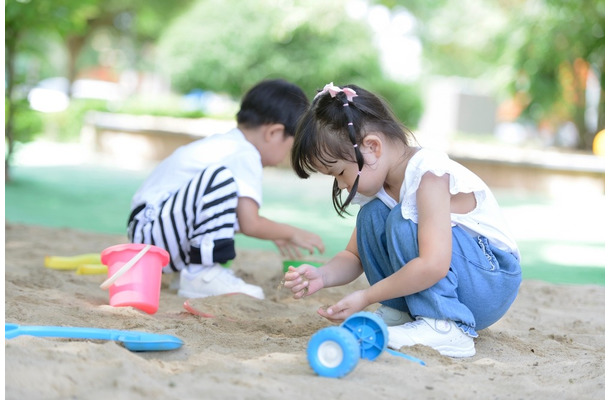 【プレ幼稚園で】1人遊びが大好きな”2歳児”。公園で他の子と遊ばせると⇒”予想外の行動”に「知らない間に成長している」