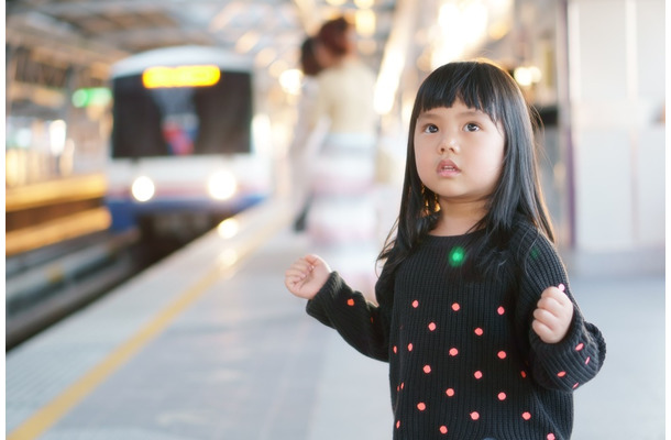 【電車で】業務ミスで落ち込んでいると…5歳くらいの女の子が声をかけてきて！？まさかの発言に「元気をもらった」