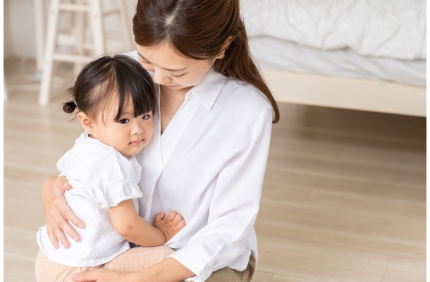 【部屋で…】”二度寝”をしたママ。起きてみると2歳の娘がいない！？⇒娘の”座り込む姿”に「まさか…」「思わず笑った」