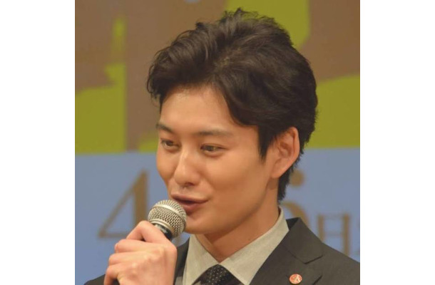 「これは反則」岡田将生、顔を“ひょっこり”覗かせたお茶目SHOTに反響「どんな姿も可愛い」