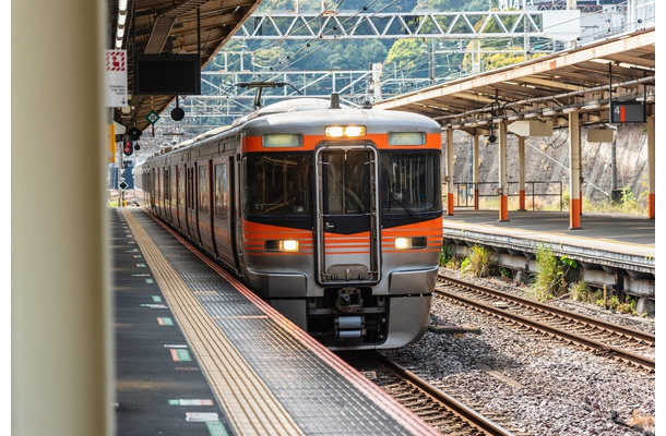 電車の前で並ぶ日本人。外国人に驚かれた”駅での日本人の行動”に「ビックリ」「いいルール」