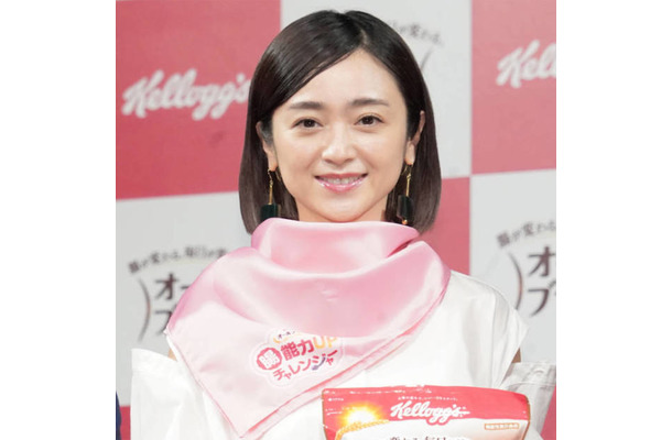 安達祐実、上品さ際立つ“ラメラメインナー”SHOTに称賛の声「すっごくかわいい」「オシャレ」