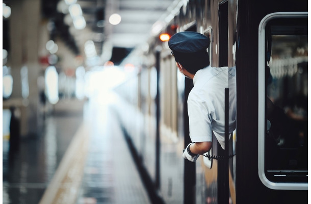 1時間に1本の電車で登校。寝坊し必死に改札まで走ると…駅員さんの神対応に「10年経った今でも心に残っています」