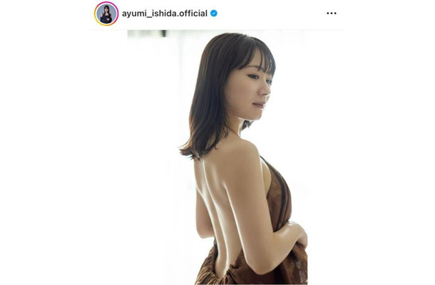 モー娘。卒業を控える石田亜佑美、美背中を披露した大胆SHOTに反響「彫刻みたい」「本当に綺麗すぎる」