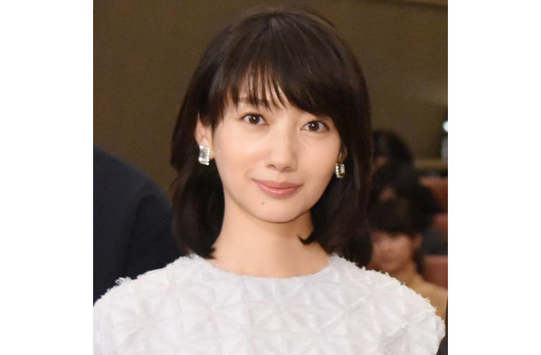 「透明感」波瑠、色白美肌が際立つ透け感コーデにファンうっとり「妖精のよう」