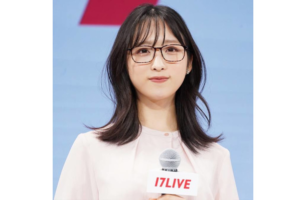 AKB48小栗有以、“オリオンTシャツ”を着こなした沖縄満喫SHOTに反響「めちゃ可愛い」「おしゃれ」