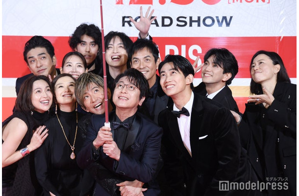 セルカ棒で自撮りする中村アン、北村一輝、吉谷彩子、寛一郎、鈴木京香、玉森裕太、木村拓哉、沢村一樹、及川光博、オク・テギョン、正門良規、塚原あゆ子監督 （C）モデルプレス