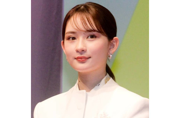 畑芽育、花束を手にした笑顔SHOTに反響「癒し」「写真可愛すぎる」