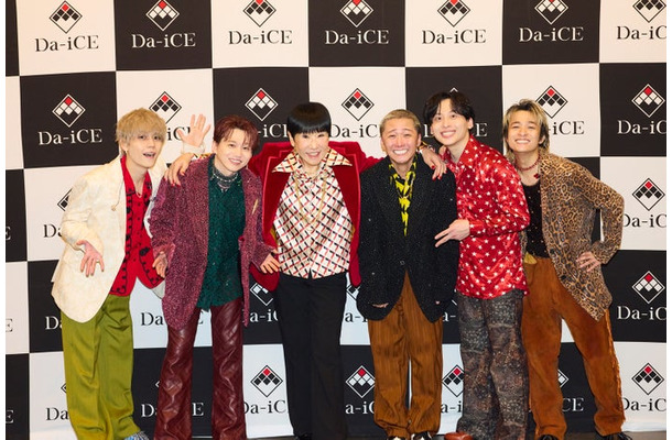 （左から）岩岡徹、花村想太、和田アキ子、大野雄大、工藤大輝、和田颯（提供写真）