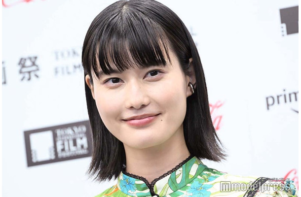 黒髪の橋本愛（C）モデルプレス