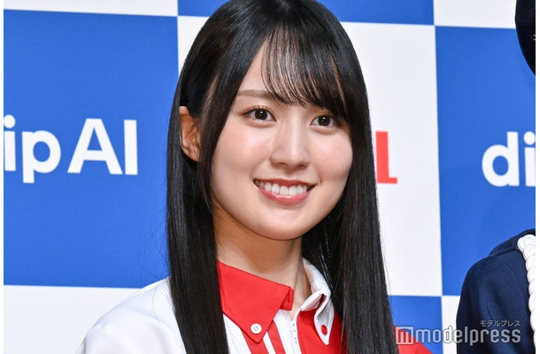黒髪の賀喜遥香（C）モデルプレス