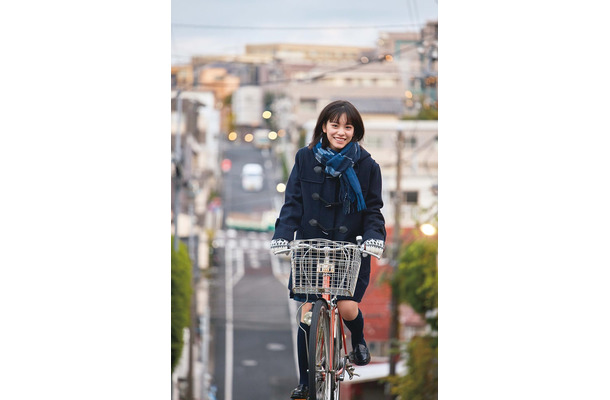 當真あみ1st写真集「Ami」封入特典ポストカード／撮影：屋山和樹