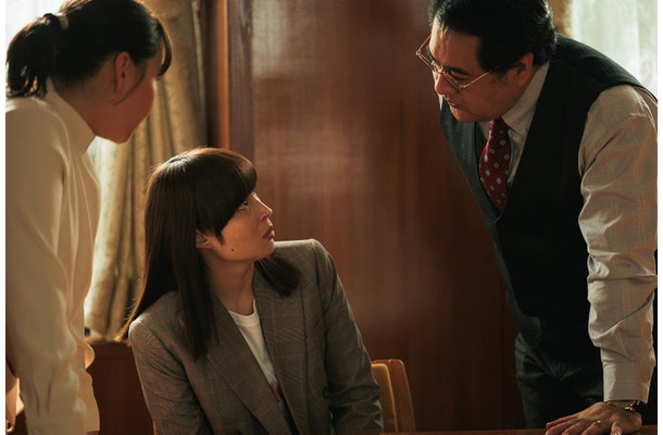 野呂佳代、広瀬アリス、小手伸也「なんで私が神説教」第2話（C）日本テレビ