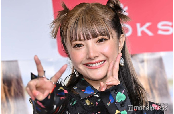 茶髪の安斉かれん（C）モデルプレス