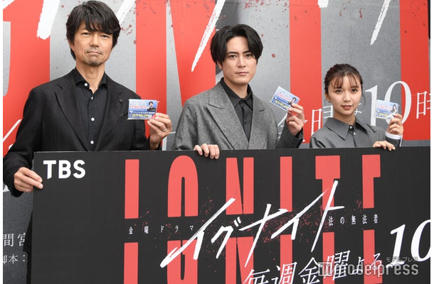 渋谷にゲリラ登場した仲村トオル、間宮祥太朗、上白石萌歌（C）モデルプレス