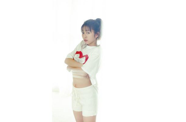 とき宣・小泉遥香、ほっそりお腹がチラリ！“アイドルおはるの素顔”をテーマに彼女感たっぷり