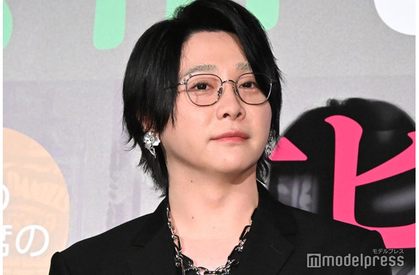 淡い眉色の大森元貴（C）モデルプレス