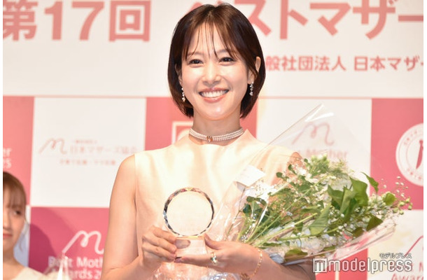 「ベストマザー賞」を受賞した鷲見玲奈（C）モデルプレス