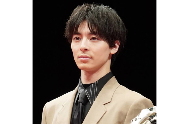 “ホークスファン”高杉真宙、始球式SHOTに「ビジュ良すぎ」「ユニフォーム似合ってます」の声
