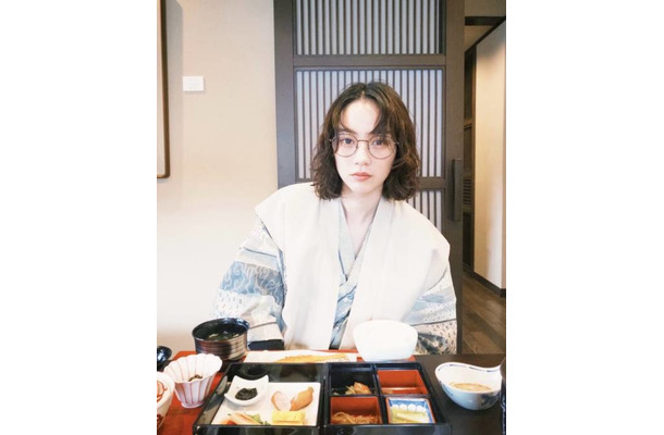 のん、眼鏡＆浴衣姿の温泉旅行SHOTにファンうっとり「透けるように美しい」「こんなお写真見たかった」