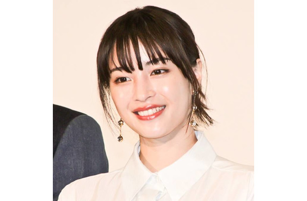 広瀬すず、おでこ出しヘア×オーバーオールを着こなす美麗SHOTに反響「何着ても似合う」「かっこいい」