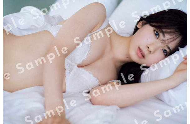 筒井あやめ 1st写真集「感情の隙間」封入特典ポストカード／撮影：細居幸次郎