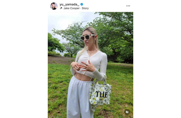 山田優、ほっそりお腹チラ見せの爽やかホワイトコーデSHOTを公開